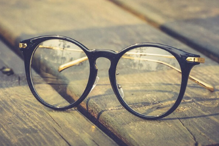 明月鏡片和依視路哪個(gè)好呢？