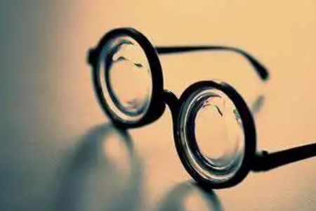 高度近視眼鏡去醫(yī)院配好還是眼鏡店配鏡好？